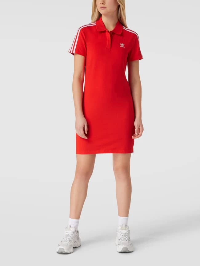 Adidas Originals T-Shirt-Kleid Mit Knopfleiste - Rot 1 Adidas Originals T-Shirt-Kleid Mit Knopfleiste - Rot