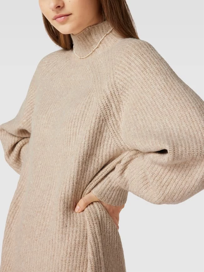 NA-KD Oversized Strickkleid Mit Stehkragen - Sand 3 NA-KD Oversized Strickkleid Mit Stehkragen - Sand – Bild 3