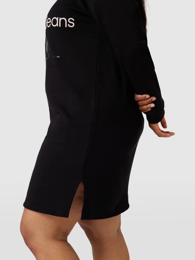 Calvin Klein Jeans Plus PLUS SIZE Sweatkleid Mit Label-Print Modell 'GLOSSY MONOGRAM' - Schwarz 3 Calvin Klein Jeans Plus PLUS SIZE Sweatkleid Mit Label-Print Modell 'GLOSSY MONOGRAM' - Schwarz – Bild 3
