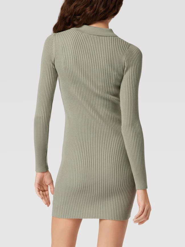 REVIEW Strickkleid Mit Umlegekragen - Olivgrün 5 REVIEW Strickkleid Mit Umlegekragen - Olivgrün – Bild 5