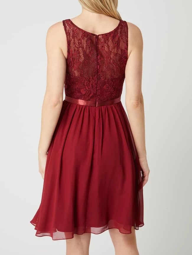 Luxuar Cocktailkleid Aus Floraler Spitze Und Chiffon - Bordeaux Rot 5 Luxuar Cocktailkleid Aus Floraler Spitze Und Chiffon - Bordeaux Rot – Bild 5