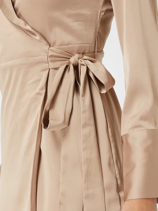 Guess Wickelkleid Aus Satin Modell 'Adair' - Sand 3 Guess Wickelkleid Aus Satin Modell 'Adair' - Sand – Bild 3