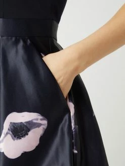 V.M. Cocktailkleid Mit Floralem Muster - Marineblau -Vila-shop a4q3cj9j74q56l2e75244ihi8paj6cpg857kie2ja90lalhg6t0kccil6crl8ga875546hqd8t0l4gi86d3m4cpo70q3ec326pi36c1kclh68ohm71j30e1ic5h36eb36kpm2og