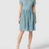 Swing Knielanges Cocktailkleid Mit Lochstickmuster - Bleu
