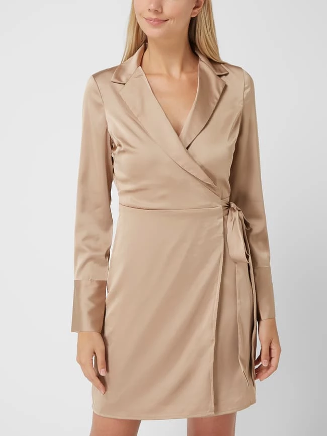Guess Wickelkleid Aus Satin Modell 'Adair' - Sand 4 Guess Wickelkleid Aus Satin Modell 'Adair' - Sand – Bild 4
